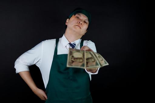 お金を差し出す店員 お金を差し出す店員の写真