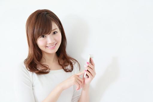 スマートフォンを使う女性 スマートフォンを使う女性 スマートフォン,カジュアル,検索の写真素材