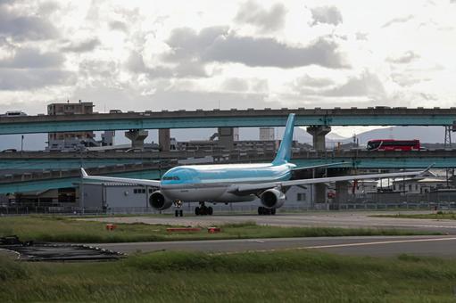 夕焼け空に包まれた福岡空港 夕焼け空に包まれた福岡空港 飛行機,航空機,旅客機の写真素材