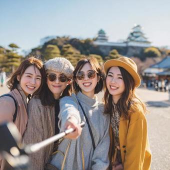 観光と文化を楽しむ笑顔の女性旅行者たち 観光と文化を楽しむ笑顔の女性旅行者たちの写真