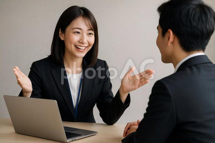 会社での面談/打ち合わせ ミーティング,男性,話すの写真素材