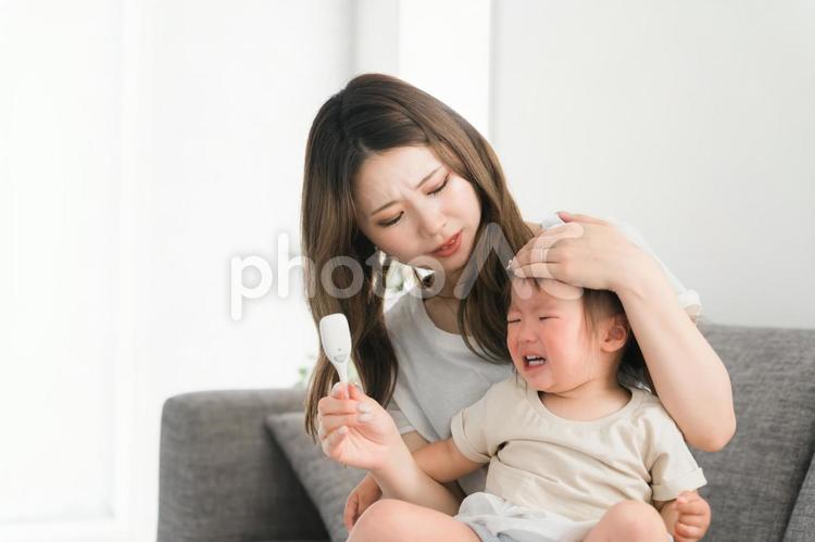 子どもの体温を測る母親・ママ（発熱） 赤ちゃん,風邪,発熱の写真素材