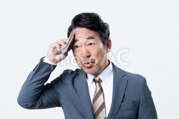 汗を拭くミドルのビジネスマン 汗,ビジネスマン,ミドルの写真素材