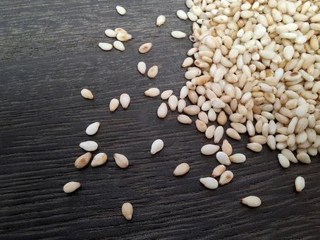 白胡麻_焦茶木目バック_1 白胡麻_焦茶木目バック_1 炒りごま,白胡麻,白の写真素材