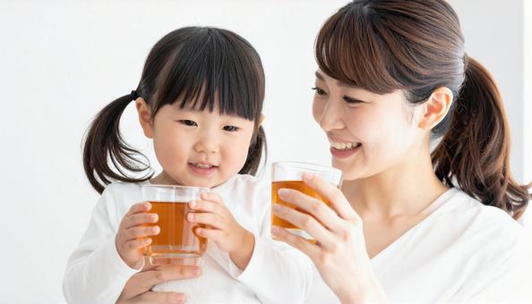 日本人のお母さんと子供　お茶を飲む親子の写真