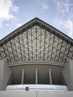 青空と幾何学構造の屋根の写真