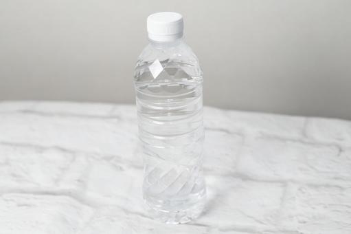水 水 ペットボトル,ミネラルウォーター,飲み物の写真素材