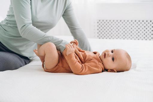 仰向けの赤ちゃんと母親の手元 仰向けの赤ちゃんと母親の手元 赤ちゃん,かわいい,仰向けの写真素材