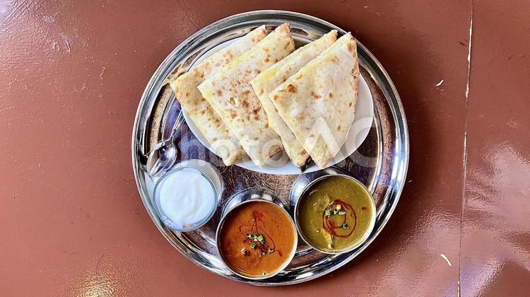 ナンとえびほうれん草とマトンカレーセット ナン,マトン,えびの写真素材