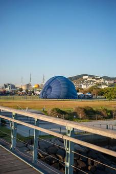 青空の下、熱気球イベント準備 青空,熱気球,イベントの写真素材