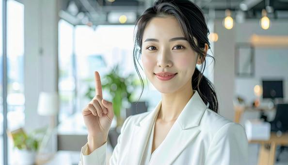 自信のある表情で指さすビジネス女性 自信のある表情で指さすビジネス女性の写真
