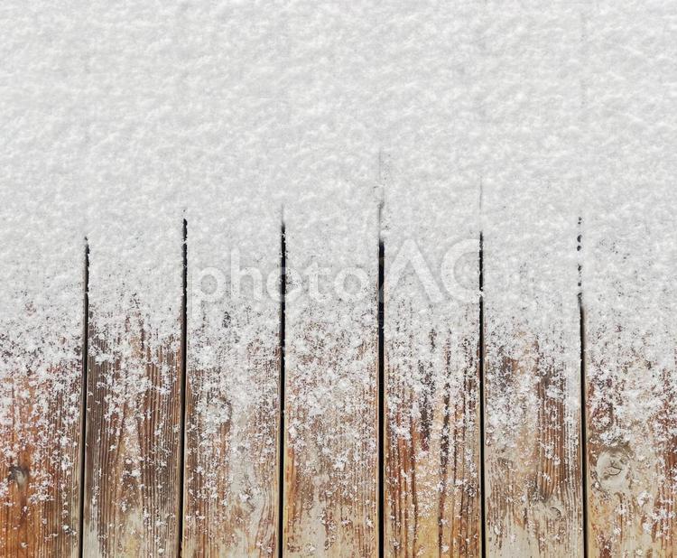 木目板に積もった雪　テクスチャ素材　横 雪,ウッドデッキ,木目の写真素材
