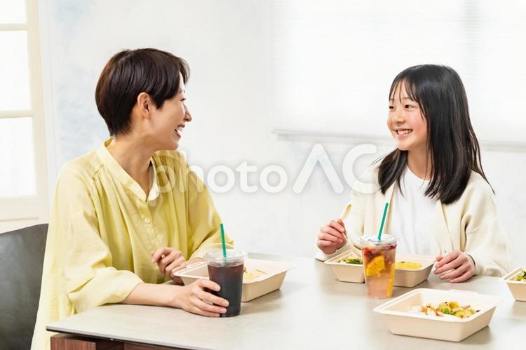 食事をする家族 配達,フード,弁当箱の写真素材