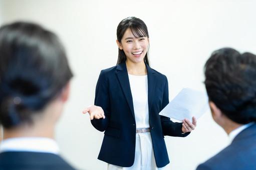 打ち合わせする若いビジネスウーマン 打ち合わせする若いビジネスウーマン ミーティング,会議,ビジネスマンの写真素材