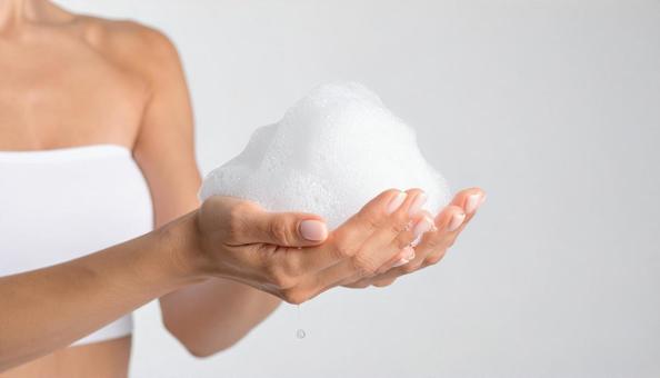 もこもこの泡を手に取るの写真