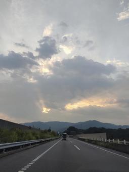 雲と道路03の写真