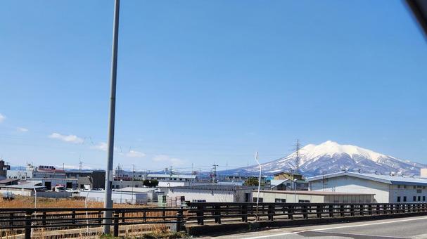 青空と街と岩木山 青空と街と岩木山の写真