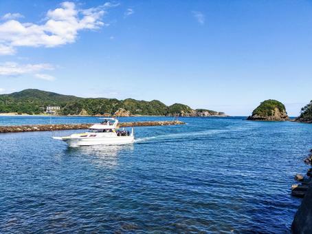 南伊豆の青野川河口から見る弁財天岬と船舶 青野川,弁財天岬,船舶の写真素材