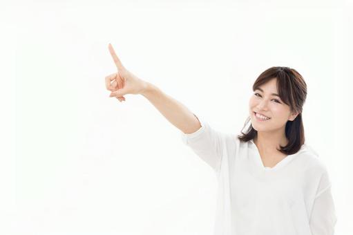 若い女性 指差し 若い女性 指差し 女性,人物,見上げるの写真素材