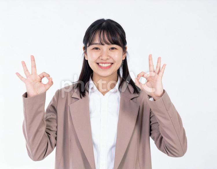オーケーサインをするスーツ姿の女性 女性,ビジネス,okの写真素材