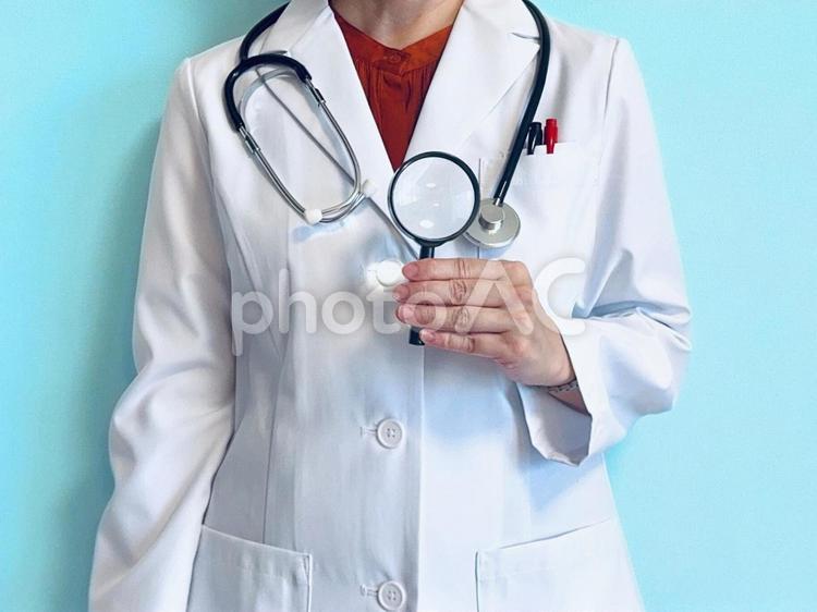 虫眼鏡を持った女医（水色背景） 虫眼鏡,女性,医者の写真素材