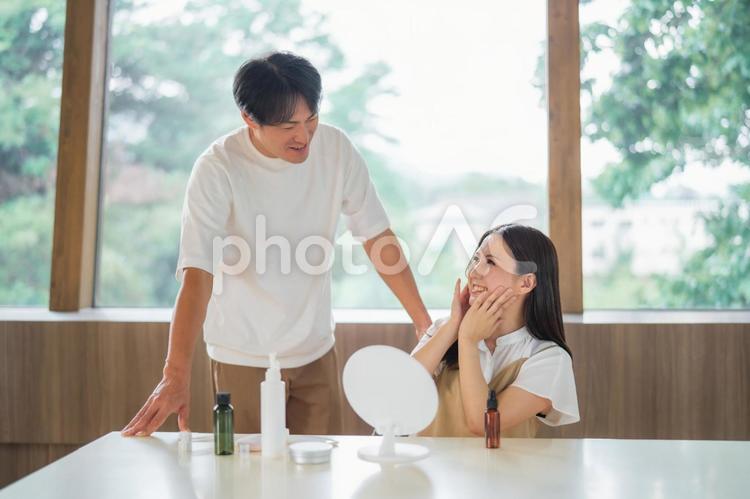 スキンケアする女性と男性 スキンケア,保湿,化粧品の写真素材