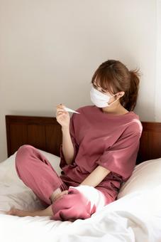 体温を測る女性 体温を測る女性 女性,人物,体温計の写真素材