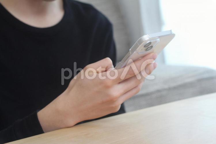 スマホを持つ男性の手 スマホ,スマートフォン,手の写真素材