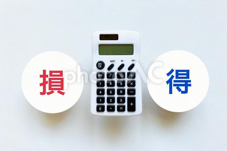お金の計算と損得の文字 損失,利益,投資の写真素材