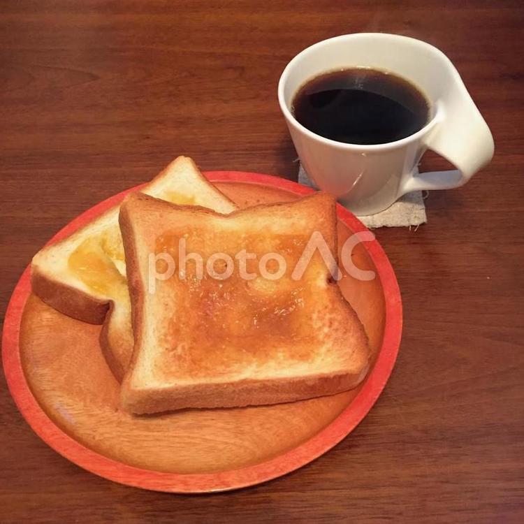 ある日の朝食・焼きたてのバタートーストとコーヒー コーヒー,食パン,トーストの写真素材