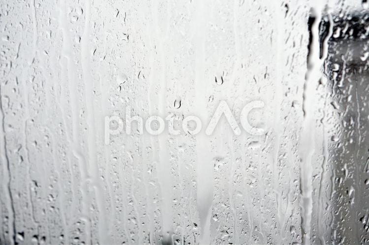 窓をつたう雨 風景,雨,窓の写真素材
