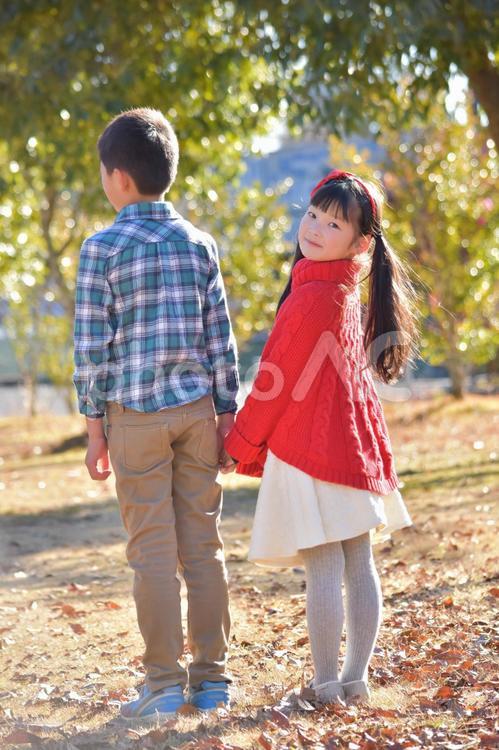 手をつなぐ男の子と女の子 11月,mdfk023,こどもの写真素材