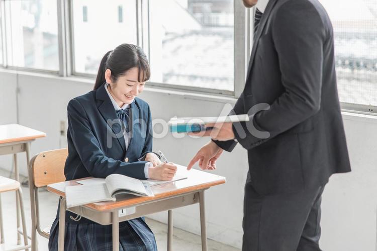 学校で勉強する制服を着た女子高校生（塾） 勉強,高校生,学校の写真素材