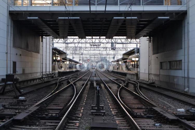 近鉄奈良線瓢箪山駅の線路と駅舎 線路,近鉄,瓢箪山駅の写真素材