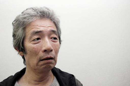 悩むシニア男性 シニア男性,シニア,老人の写真素材
