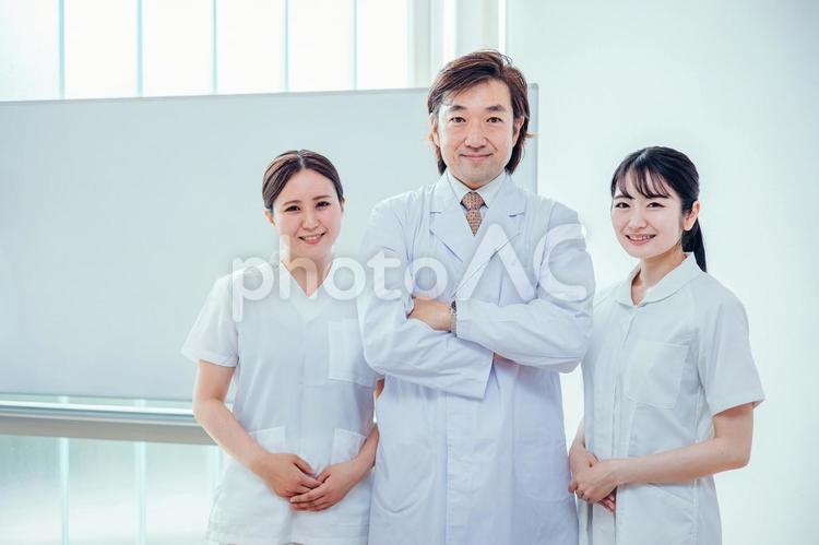 男性医師と女性看護師（カメラ目線） 看護師,介護士,医者の写真素材