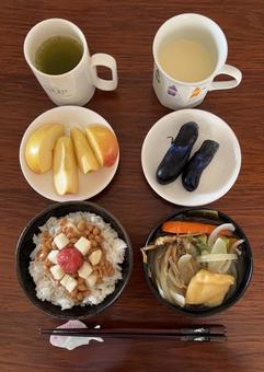 ご飯に長芋納豆とかつお梅などの朝食 ご飯に長芋納豆とかつお梅などの朝食の写真