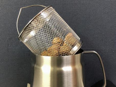 肉団子の巣揚げをバスケットで油を切る 肉団子の巣揚げをバスケットで油を切る フライ,油,フライヤーの写真素材