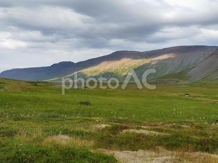 アイスランドの草原と恐竜 山,山並み,地平線の写真素材