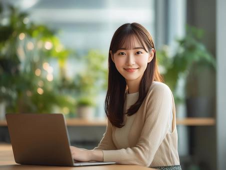 ウッド調のオフィス空間で仕事をする女性 ウッド調のオフィス空間で仕事をする女性の写真