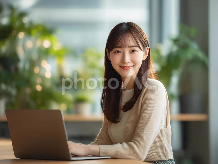 ウッド調のオフィス空間で仕事をする女性 女性,ビジネス,オフィスの写真素材