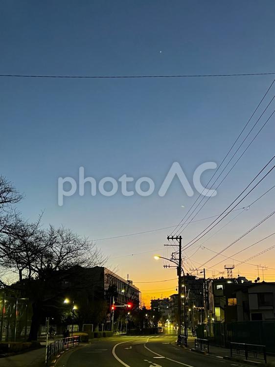 暮れなずむ街 夕暮れ,風景,三叉路の写真素材