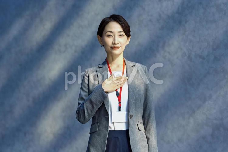 胸に手を当てるビジネスウーマン　女性 お任せ,おまかせ,胸に手の写真素材