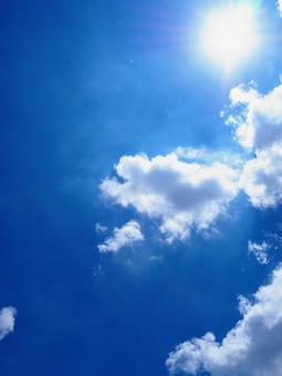 夏の空・太陽と青空と雲 夏の空・太陽と青空と雲 夏,太陽,光るの写真素材