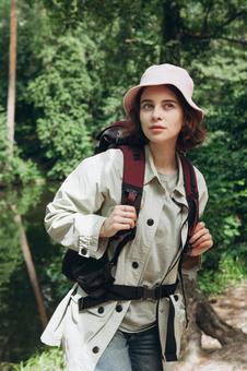 緑に囲まれた女性キャンパー 女性,外国人,登山の写真素材