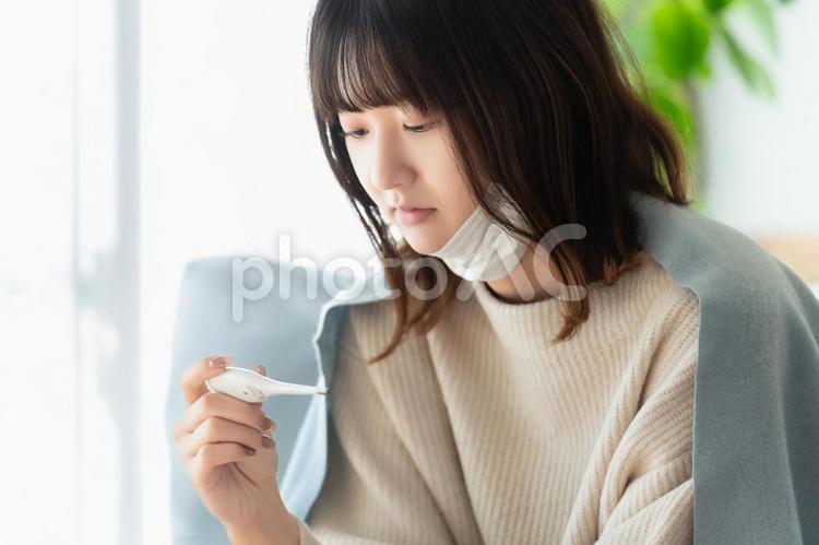 熱を測る体調不良の女性 女性,風邪,熱の写真素材