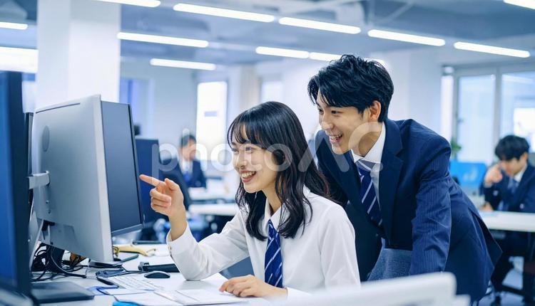 パソコンを見ながら打ち合わせをする社員 ビジネスマン,ビジネスウーマン,男女の写真素材
