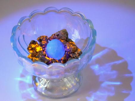 Glow-in-the-dark mineral 2, JPG