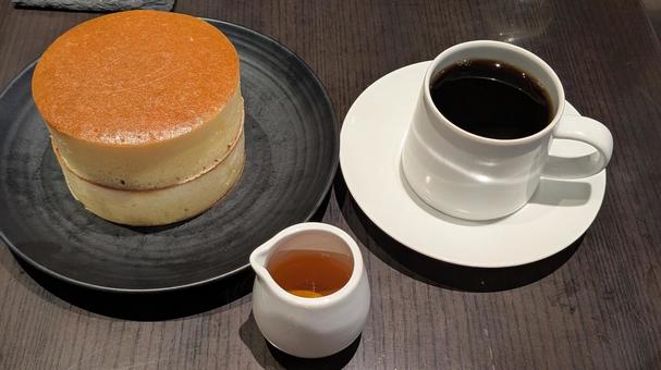 静かな甘さ、自家焙煎のひとときタグ ホットケーキ,コーヒー,スイーツの写真素材