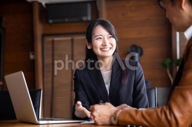 中高年の男性と打ち合わせする女性 打ち合わせ,相談,説明の写真素材